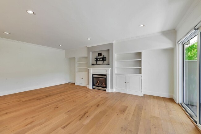 Building Photo - Remodeled 2-Bedroom 2-Bath Menlo Park Condo