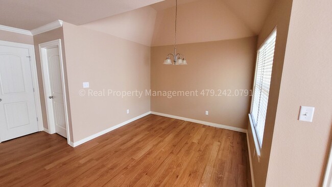 Building Photo - 1212 Mesa Dr