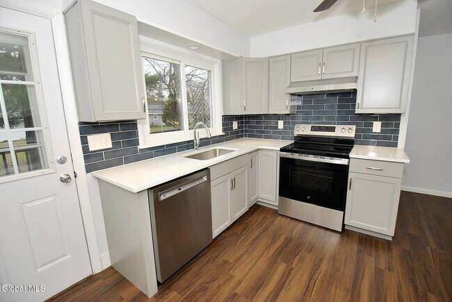 Foto del edificio - 49 Delafield Dr