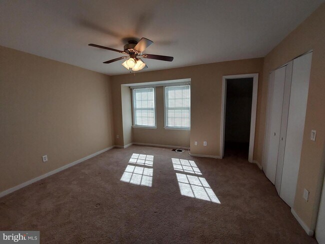 Foto del edificio - 164B Leeds Ct W