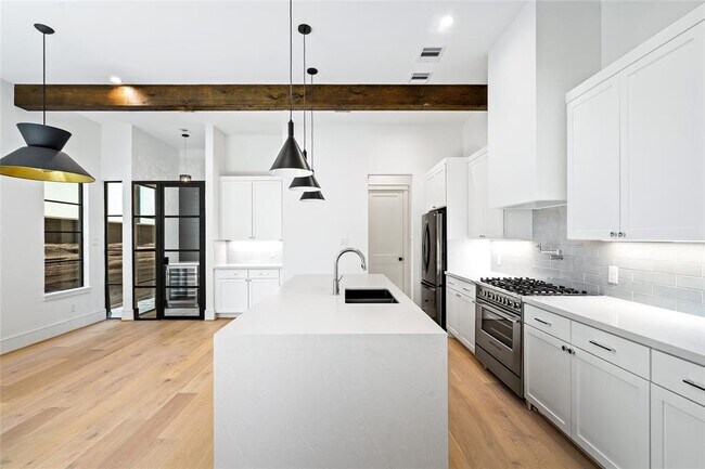 Building Photo - 2800 Greenbriar Dr