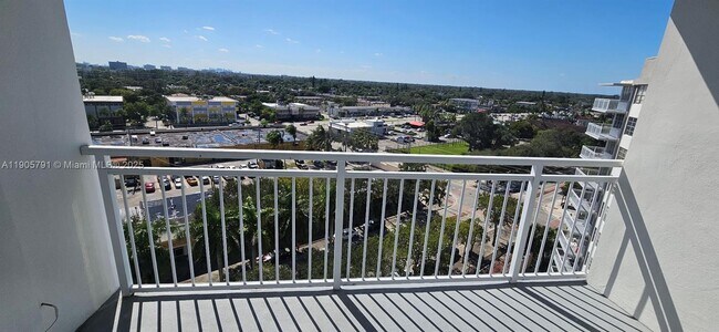 Foto del edificio - 2025 NE 164th St