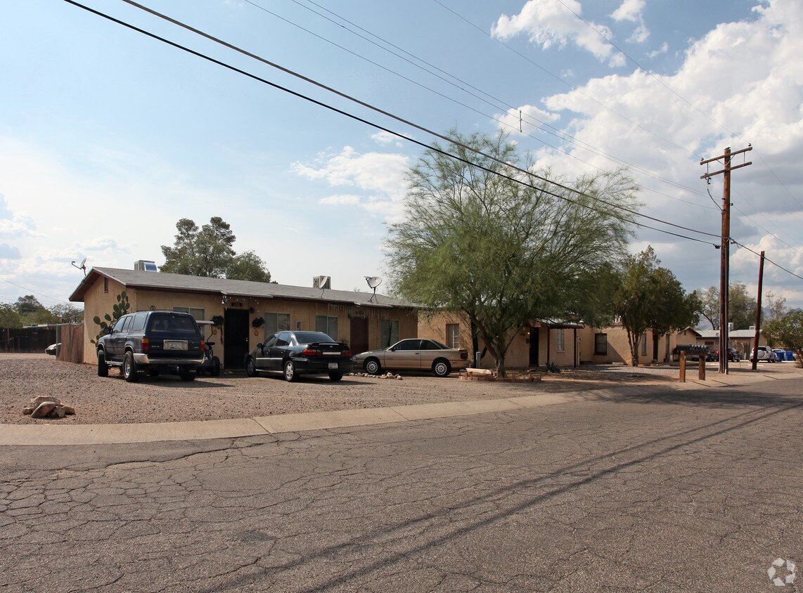 Building Photo - 2731-2791 N Fair Oaks Ave