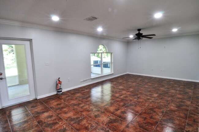 Building Photo - 1701 Sawgrass Dr SW