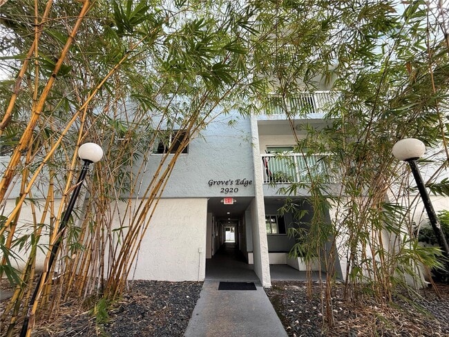 Foto del edificio - 2920 SW 28th Terrace