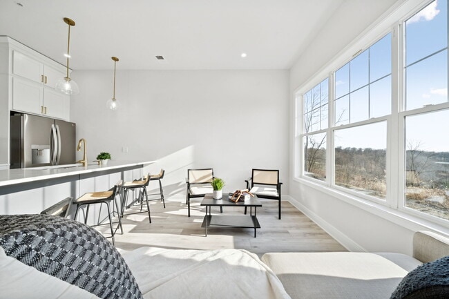 Foto del edificio - 2213 Lebanon Dr