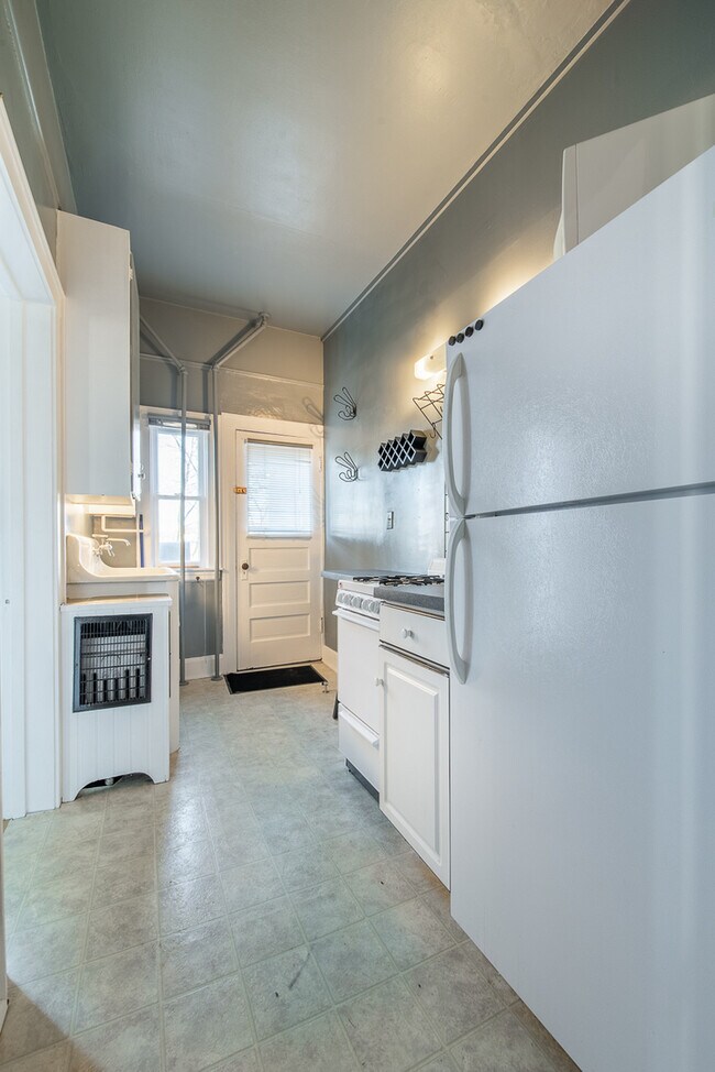 745 Chestnut St Unit 2, Deerfield, IL 60015 Room for Rent in