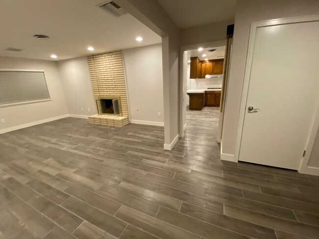 Building Photo - Updated 4 bed, 2 bath home with Dual Cooli...