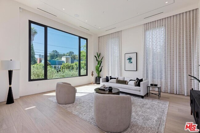 Foto del edificio - 2580 Roscomare Rd