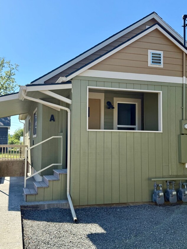 Building Photo - FULLY REMODELED 3 bedroom 1 bath Rental
