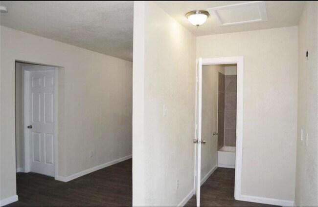 Foto del edificio - 7913 Woodlyn Rd