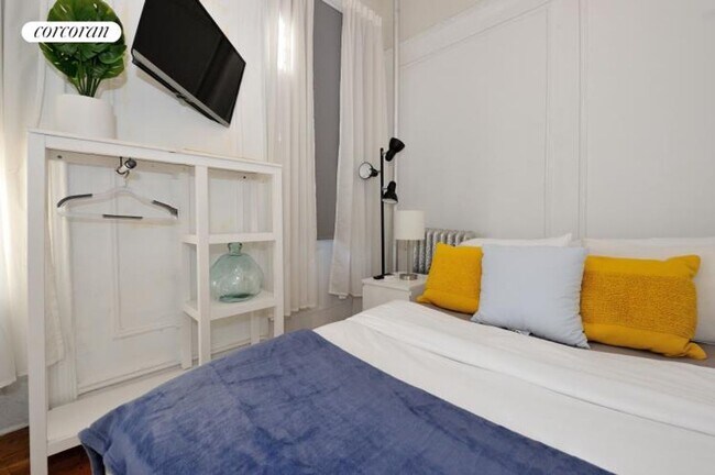 Building Photo - 440 W 45th St