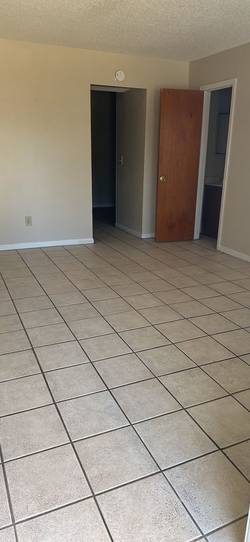 Building Photo - 2 Bedroom 1.5 bath townhouse