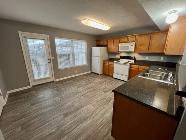 Building Photo - 2 Bed, 2.5 Bath Townhome in The Cottages a...