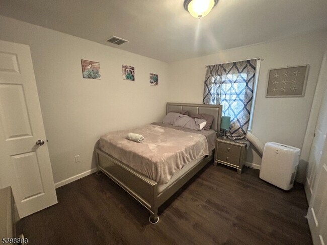 Foto del edificio - 142 Mapes Ave