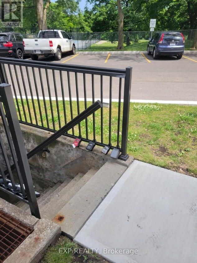 Photo du bâtiment - 3120-3120 Kirwin Ave