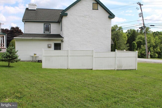 Building Photo - 546 Font Rd
