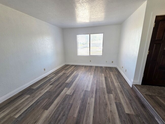 Building Photo - Beautiful 3 Bedroom 2 Bath Home on Large Corner Lot