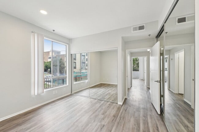 Interior Photo - 845 S. Kingsley