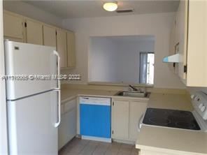 Building Photo - 2 br, 2.5 bath Townhome - 305 Palm Cir E