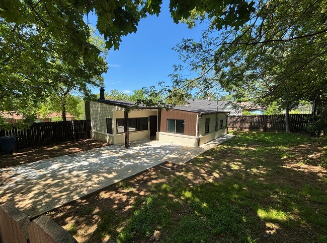 Building Photo - 2801 Circlewood Rd