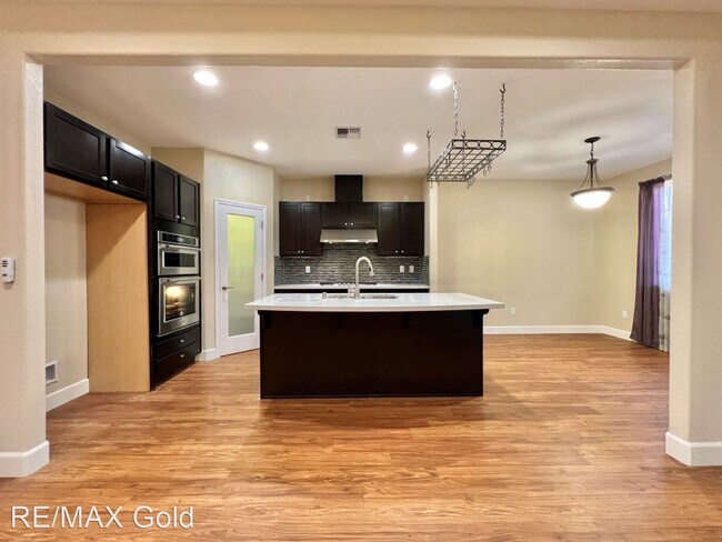 Building Photo - 3 br, 2 bath House - 213 Holly Oak Court