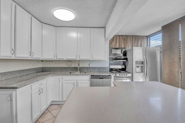 Building Photo - 2609 Ala Wai Blvd