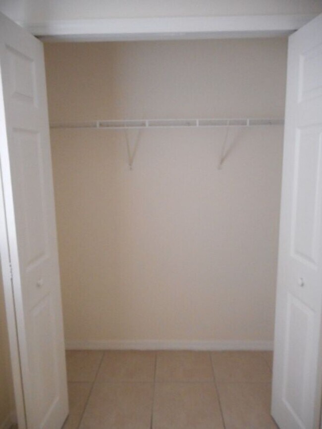 Foto del edificio - FIRST MONTH FREE!!! Duplex 3/2 + Garage 1 vehicle.