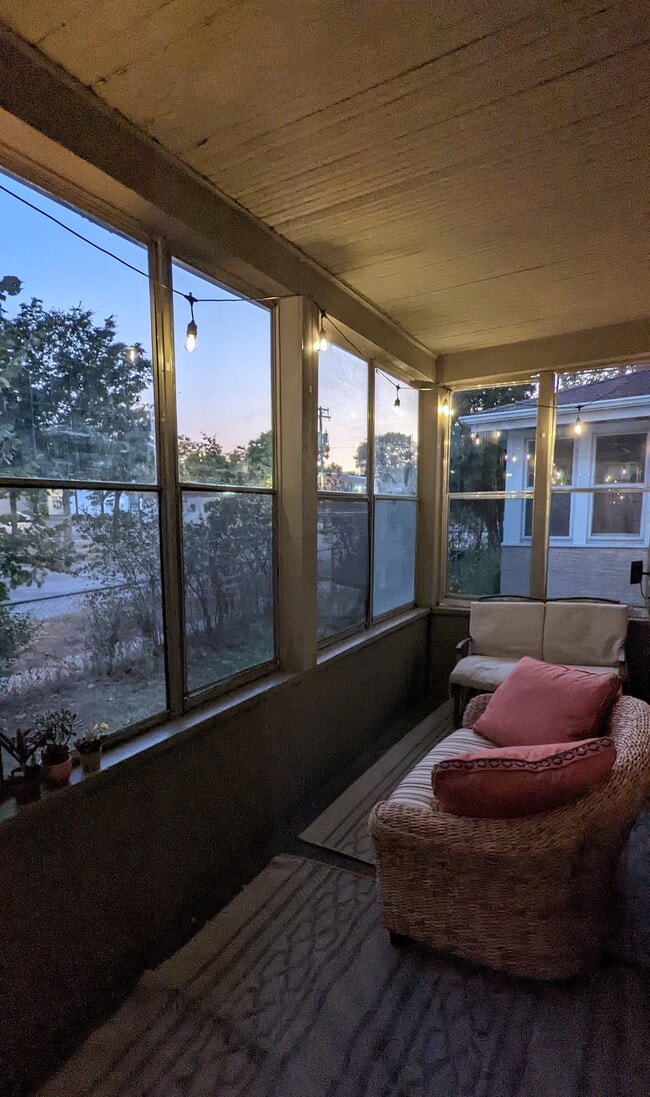 Building Photo - 609 Van Buren Ave