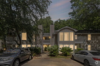 Building Photo - 2005 Augusta Dr