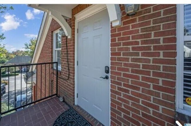 Building Photo - Spacious 2 Bedroom, 2 Bathroom Unit