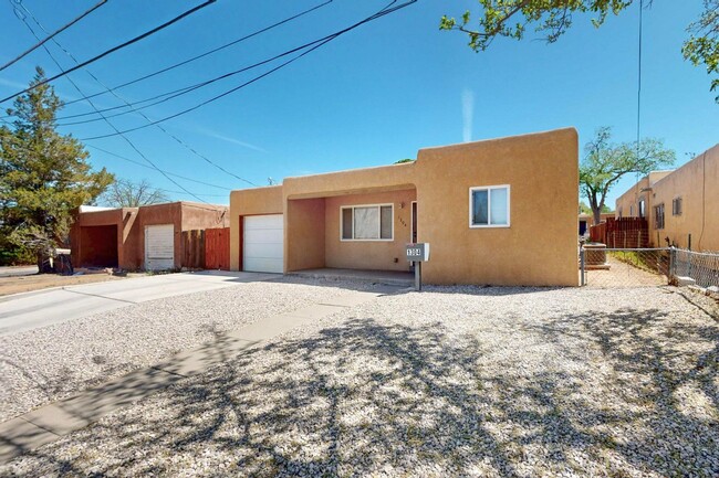 Foto del edificio - Townhome 855/sf 2 Bedroom 1 Bath with Garage