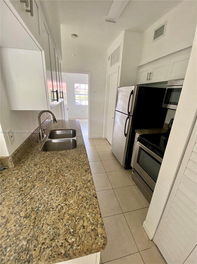 Foto del edificio - 18350 NW 68th Ave