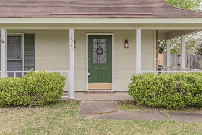 Building Photo - 2012 Woodmere Loop