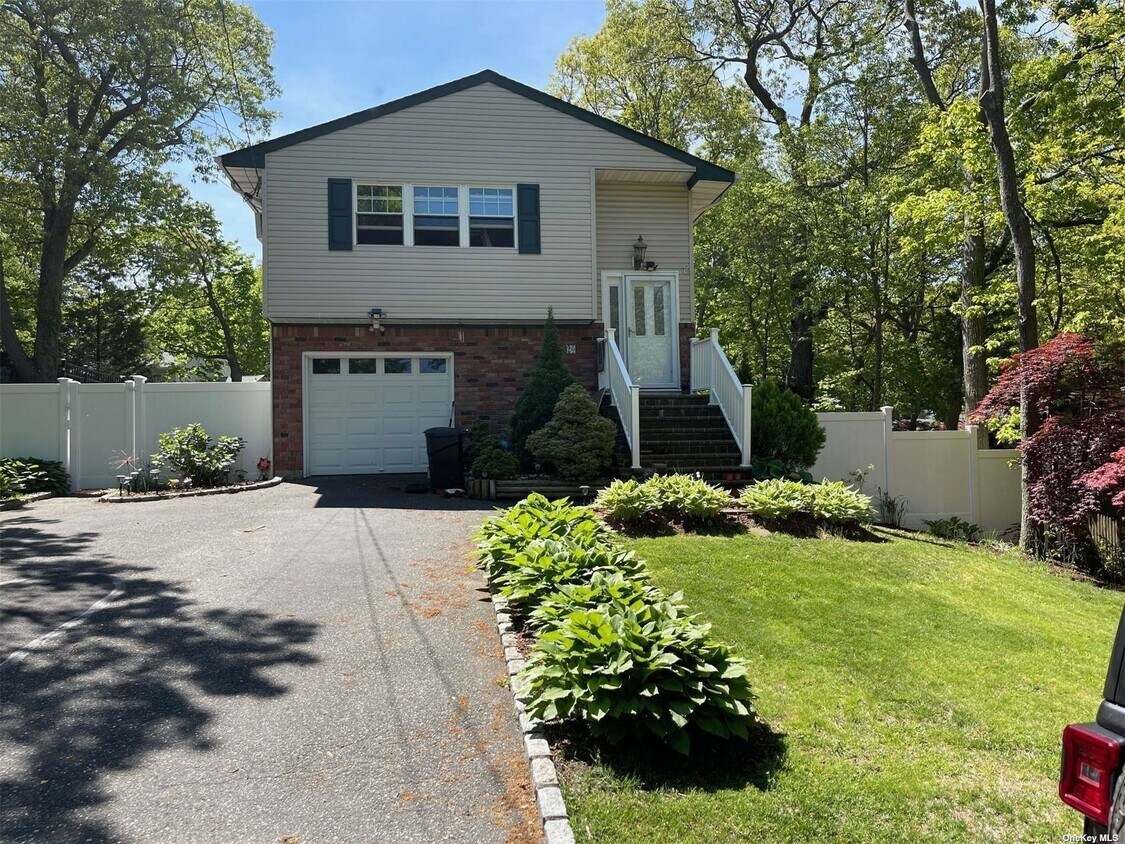 Primary Photo - 20 Queen Dr