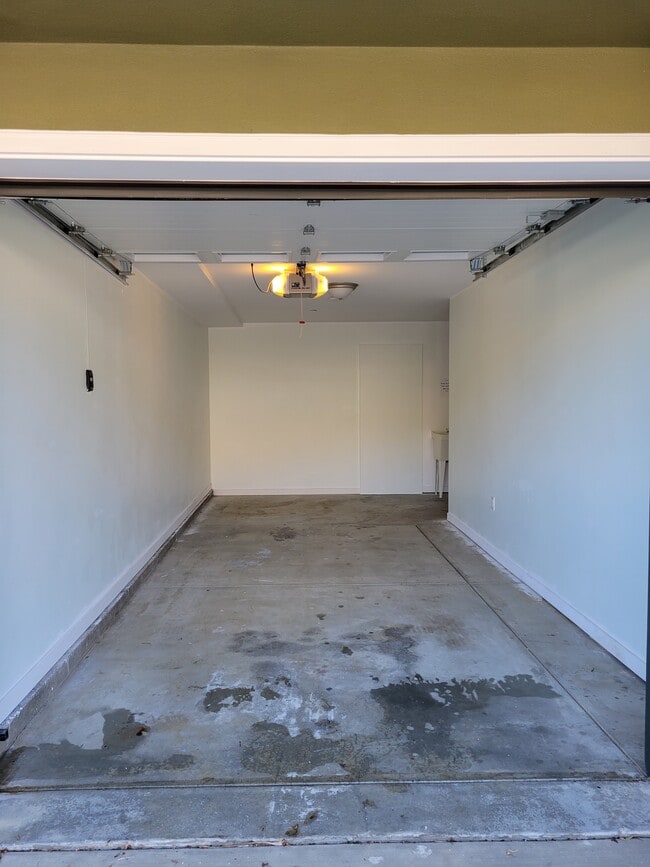 Building Photo - 613 4th Ln