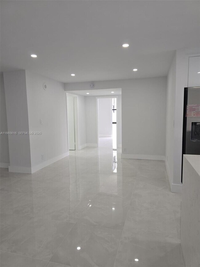 Building Photo - 17021 N Bay Rd