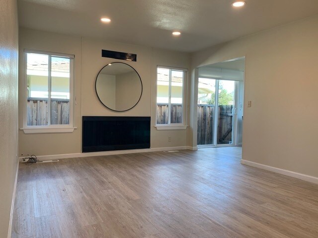 Foto del edificio - 1420 Village Ct