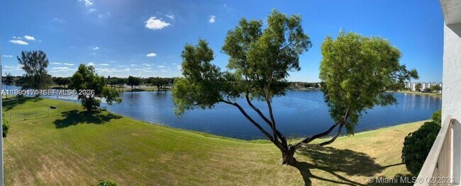 Foto del edificio - 8560 N Sherman Cir