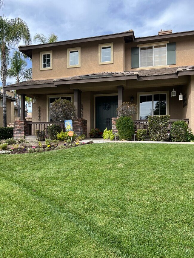 Building Photo - Gorgeous and spacious 5 bedroom FURNISHED ...