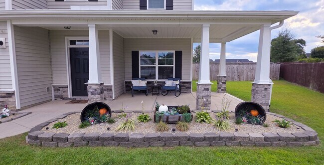 Building Photo - Gorgeous 4 Bed 2.5 Bath Home with Fenced Backyard