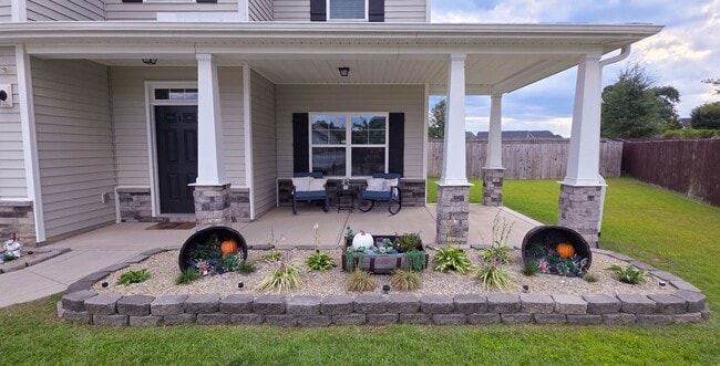 Foto del edificio - Gorgeous 4 Bed 2.5 Bath Home with Fenced Backyard