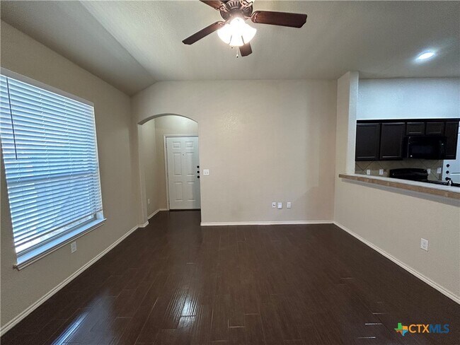 Foto del edificio - 692 Creekside Cir