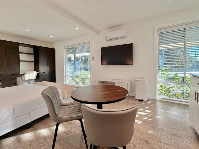 Interior Photo - Wilshire Embassy Apartments