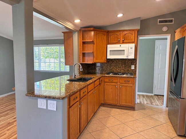 Foto del edificio - 3 Bedroom House in Quiet Neighborhood