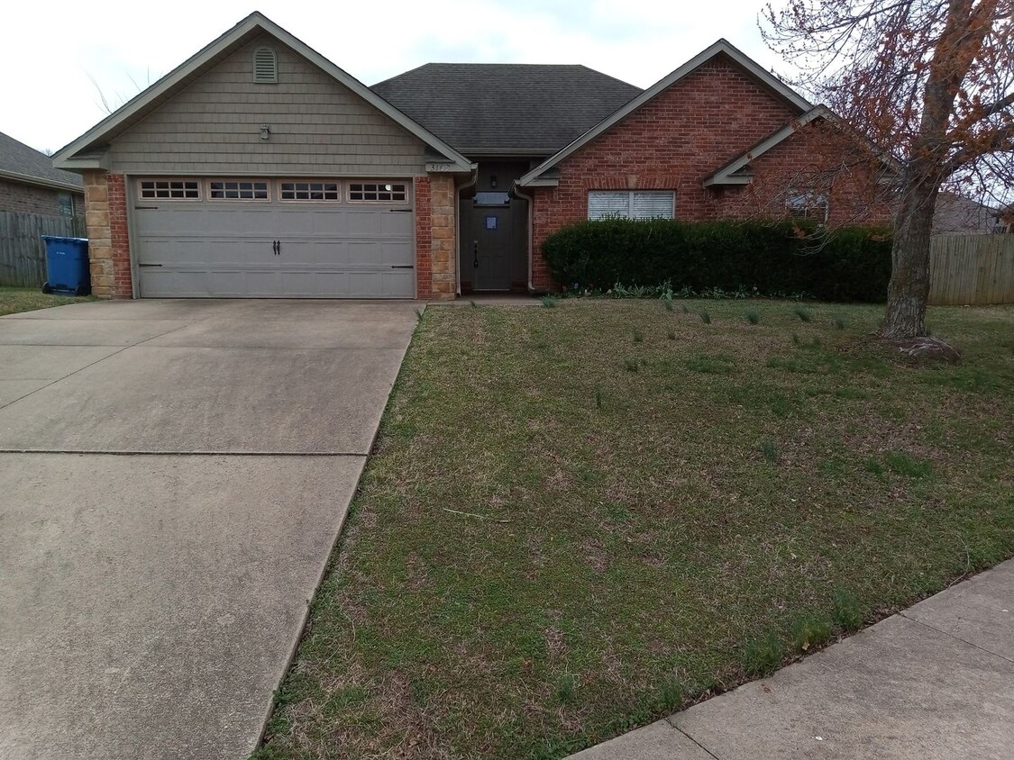 Foto principal - 4 Bedroom 2 Bath in Bentonville More Photo...