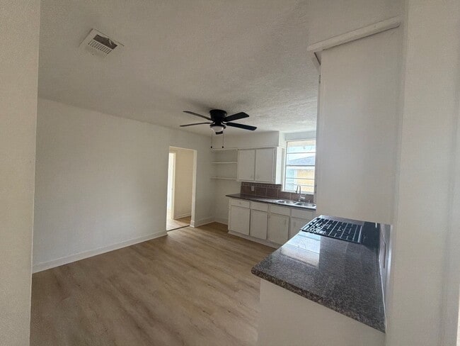 Foto del edificio - 121 N Spooner St