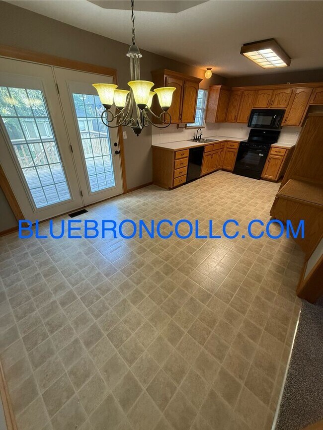 Building Photo - Check out this spacious home with thoughtf...