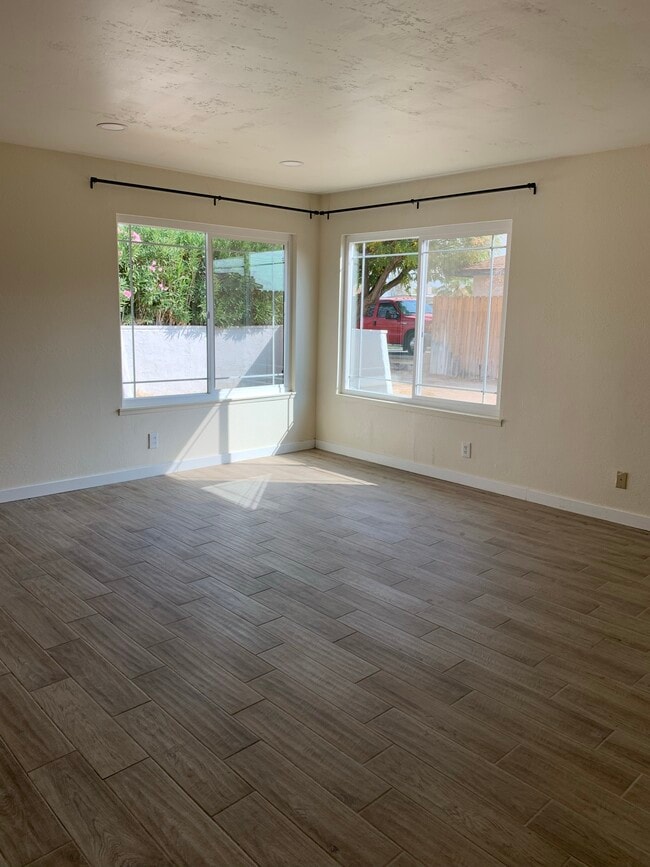 Living room - 325 W Howell Ave