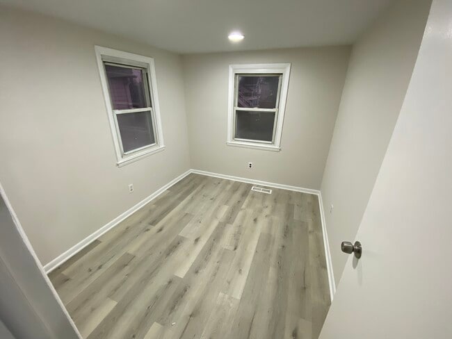 Building Photo - 563 Pennington Ave